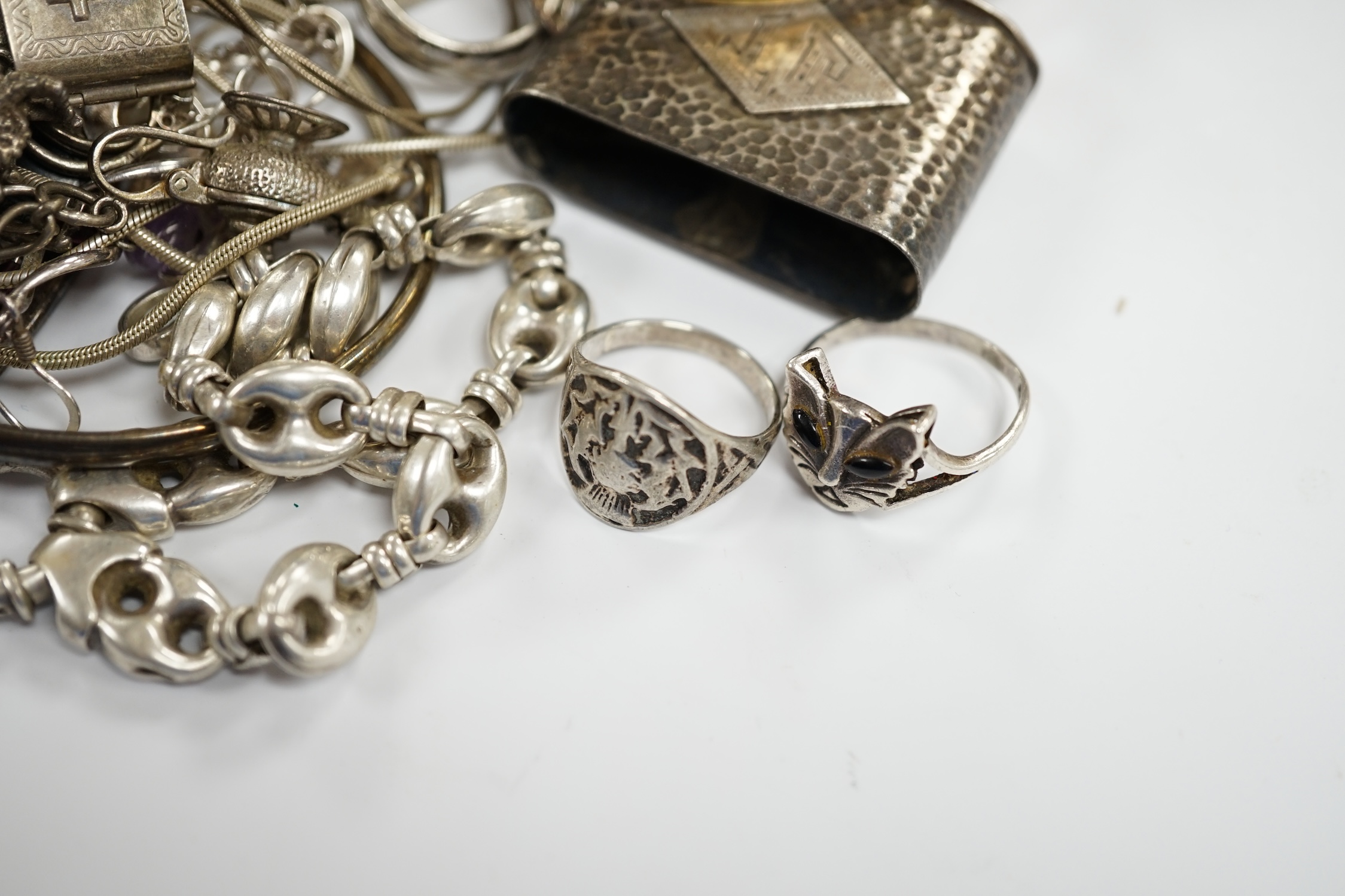 A quantity of assorted mainly silver, white metal and 925 jewellery including rings and bracelets and other items.